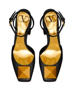 Valentino Garavani Garavani One Stud Patent Leather Pumps -Urban Shoes World edc2f6002c78710689301b5f2a7ee20b